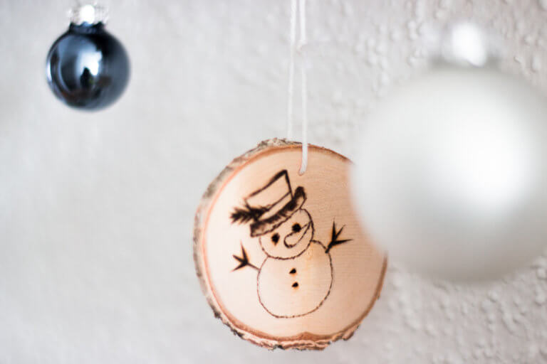 Christbaumkugel aus Holz mit Schneemann