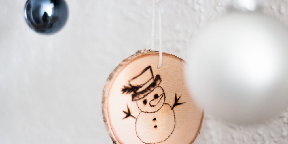 Christbaumkugel aus Holz mit Schneemann